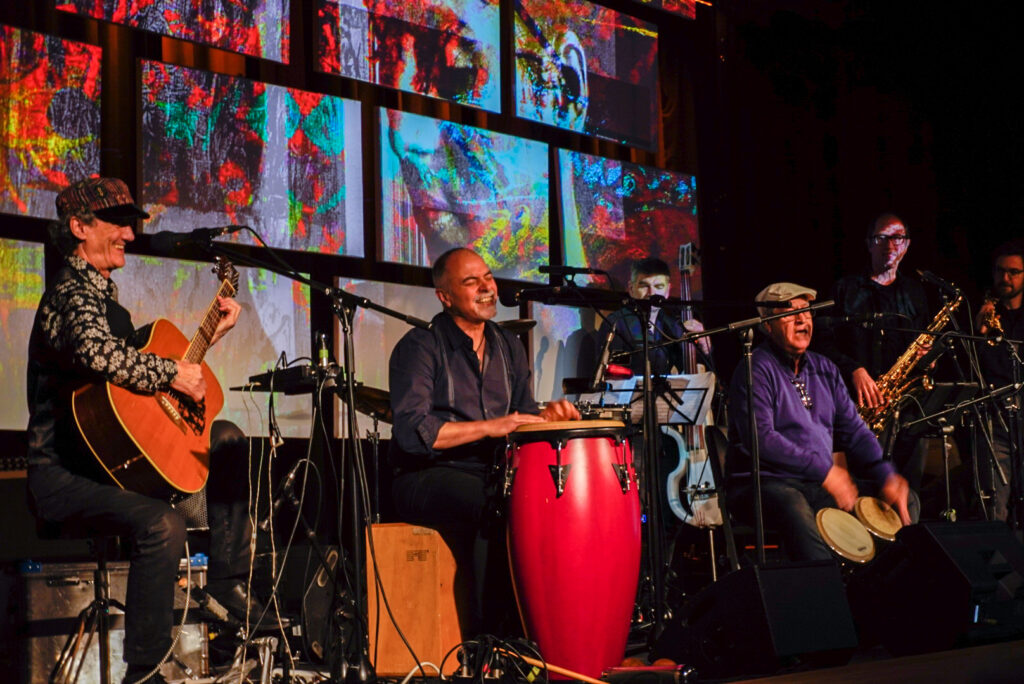 Das Sextett GRUPO SAL performt auf dem Multimedia-Event PLURIVERSUM, Copyright: Kulturbüro Grupo Sal
