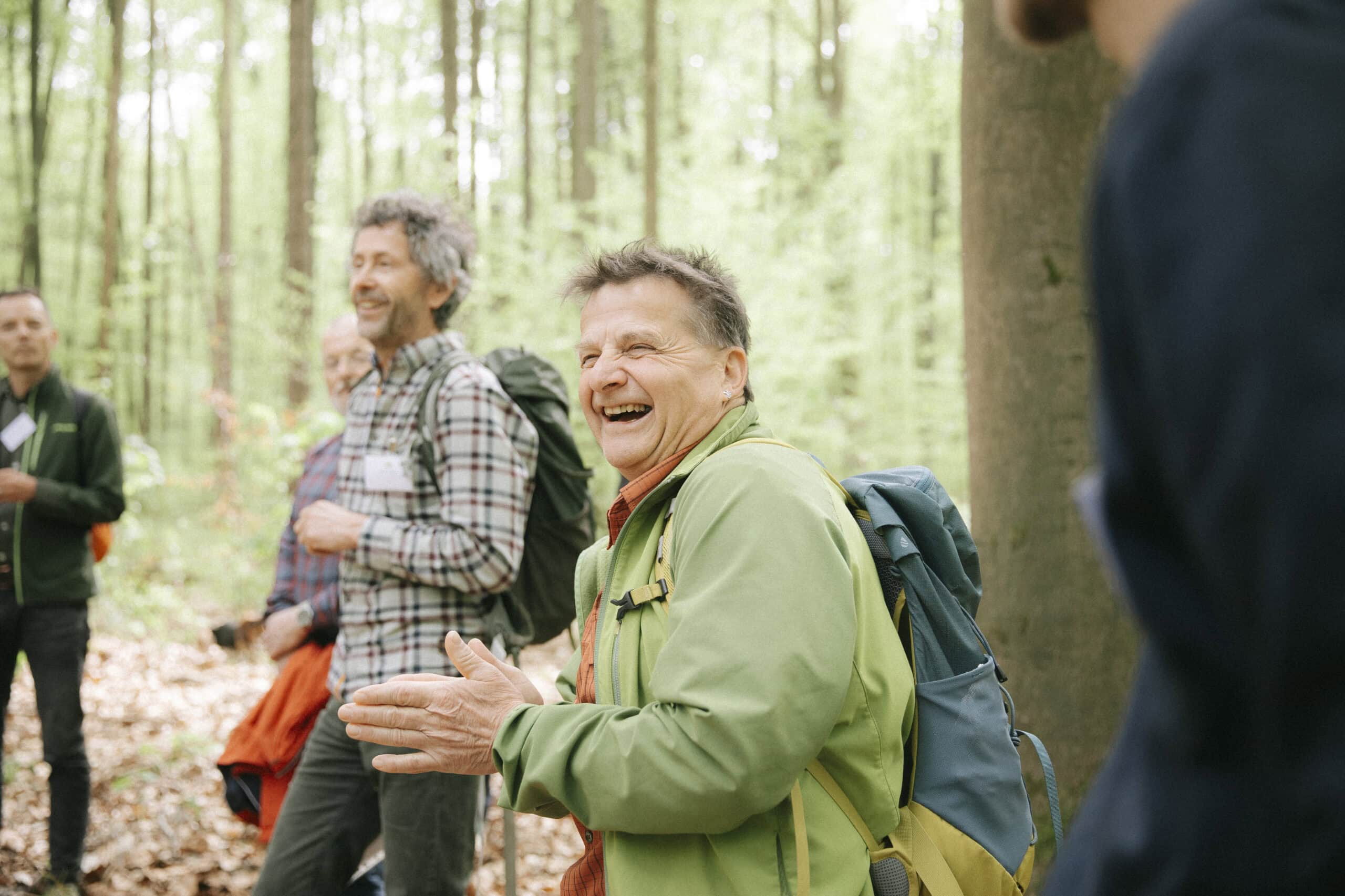 Erste Tagung der Wald-Allianz, Exkursion in Untermaßfeld zu alten Buchenbeständen mit Förster Frank Henkel, im Vordergrund: Prof. Erwin Hussendörfer, 27.04.2026 ©Wald-Allianz