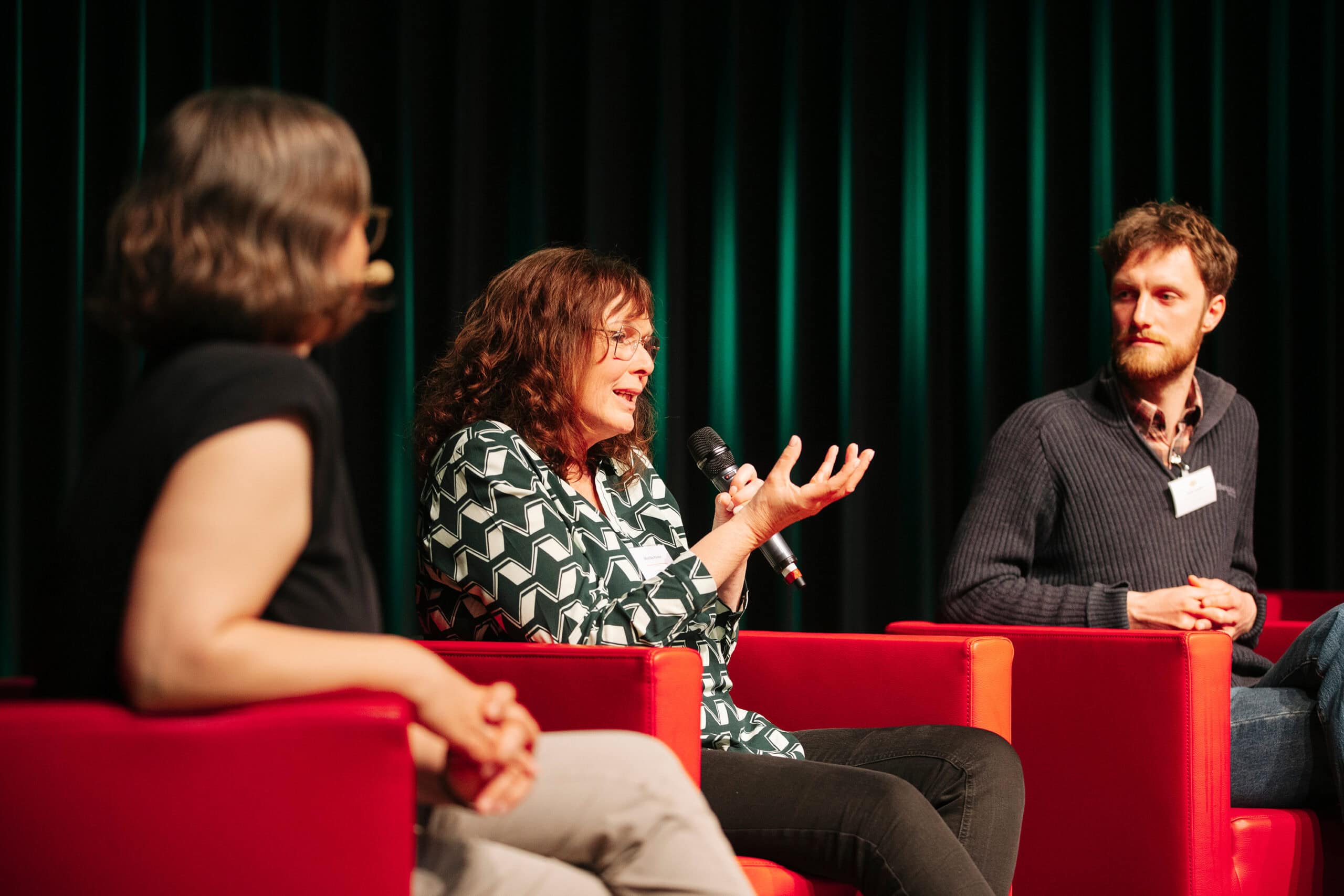 The First Conference of the Forest-Alliance 1 First Forest-Alliance conference in Meiningen, panel discussion with foresters Monika Runkel and Jonas Gardlo, 28 April 2026 ©Wald-Allianz