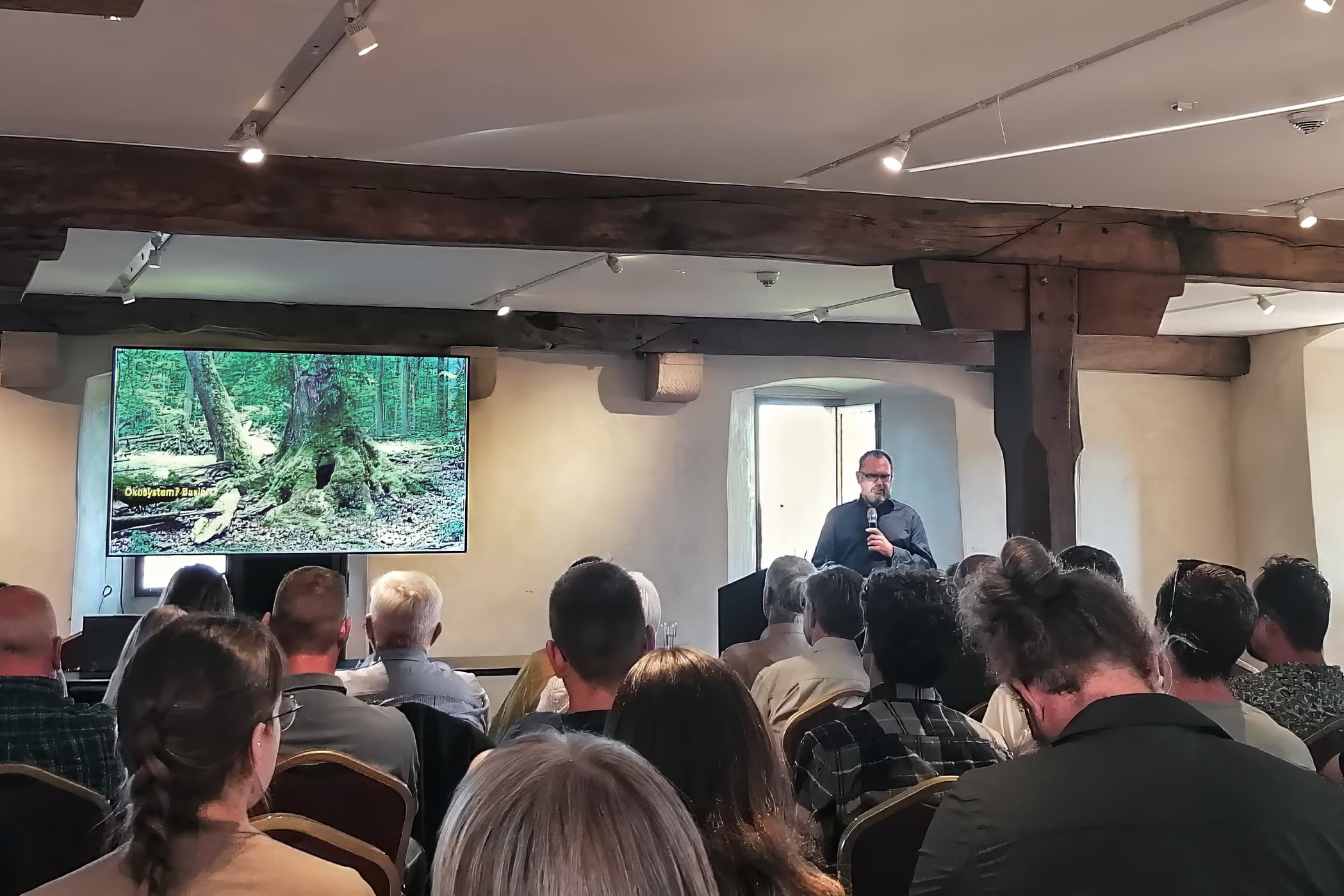 Prof. Pierre Ibisch spricht anlässlich der Jahrestagung des Luxemburger Försterverbands AFL als Gastredner zum Thema "Alles eine Frage der Energie: Ökosystembasierte Waldbewirtschaftung und Pronaturierung", Burg Bourscheid, 08.07.2026, Foto: Boy Ibisch