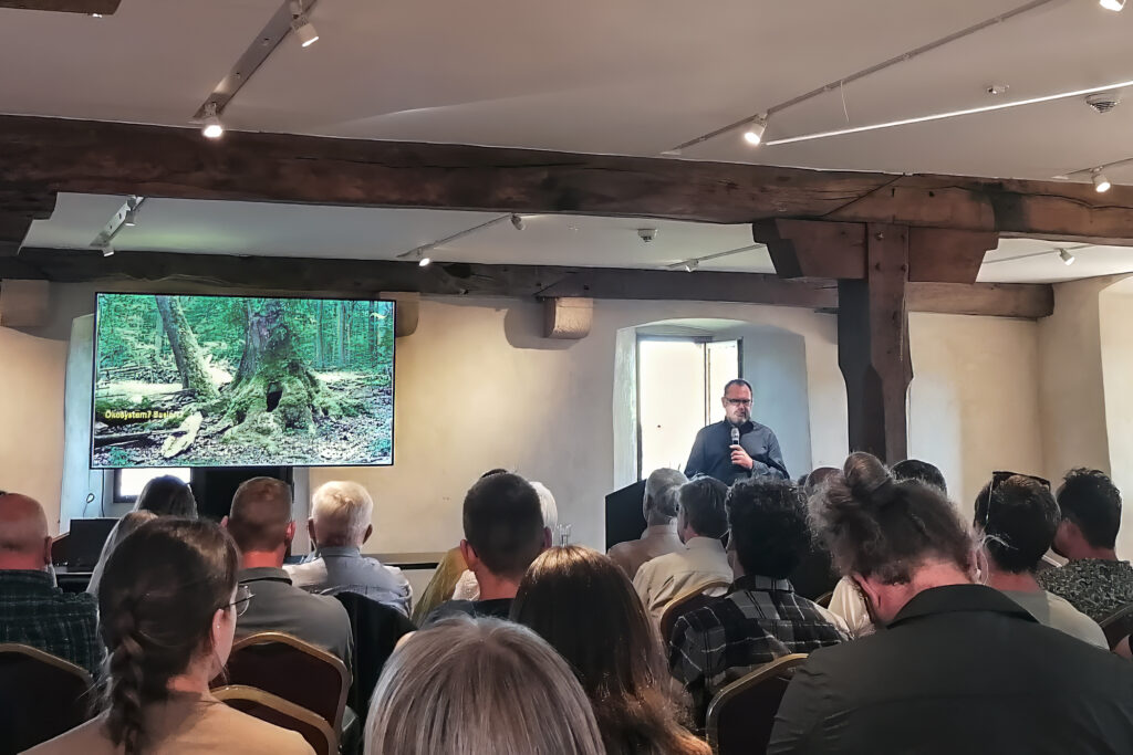 Prof. Pierre Ibisch spricht anlässlich der Jahrestagung des Luxemburger Försterverbands AFL als Gastredner zum Thema "Alles eine Frage der Energie: Ökosystembasierte Waldbewirtschaftung und Pronaturierung", Burg Bourscheid, 08.07.2026, Foto: Boy Ibisch