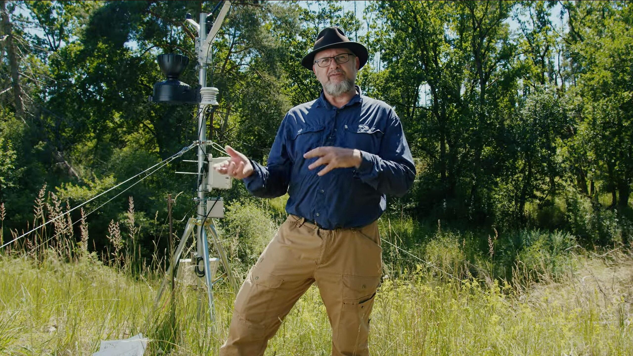 Prof. Pierre Ibisch vor der vom ECONICS INSTITUTE eingerichteten Wetterstation im Schöneberger Wildwald, Nationalpark Unteres Odertal, August 2026
